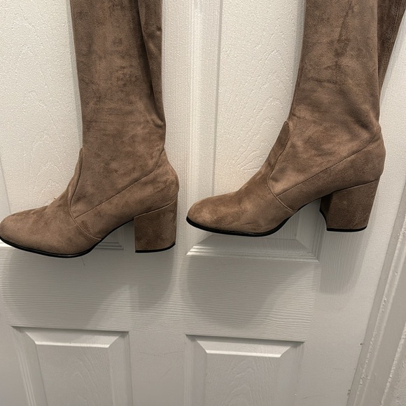 Over the knee boot - Picture 2 of 3